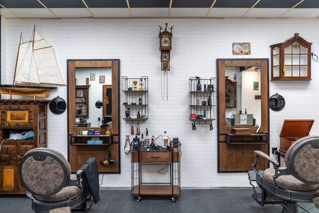 Houten spiegels, vintage klokken en barberstoelen in Zoetermeer